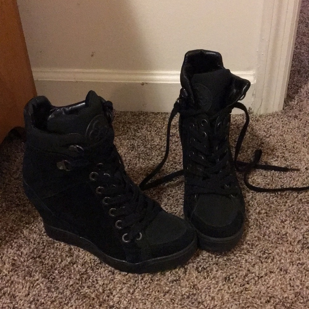 Wedged black boots